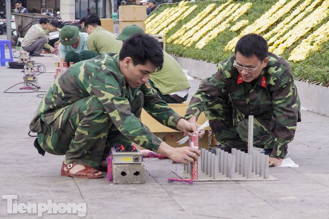 Tận thấy trận địa pháo hoa bên Hồ Tây trước đêm giao thừa - Ảnh 10.