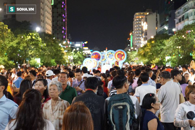 Người Sài Gòn đổ về trung tâm chờ xem pháo hoa đón giao thừa Tết Kỷ Hợi 2019 - Ảnh 12.