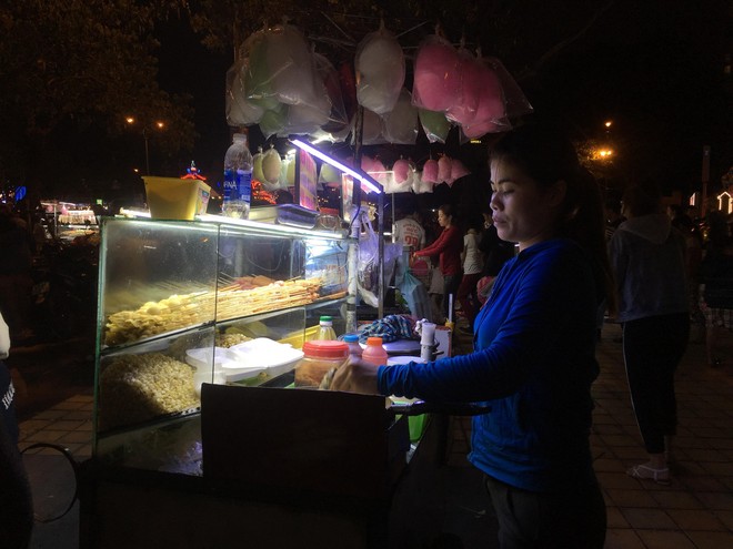 Mưu sinh đêm giao thừa ở phố biển Đà Nẵng: Nhớ nhà nhưng vẫn gắng làm vì thu nhập khủng - Ảnh 5.