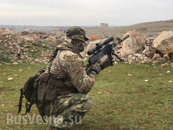 Lính đánh thuê Nga huấn luyện binh sĩ Syria ngay trên chiến trường chống khủng bố - Ảnh 2.