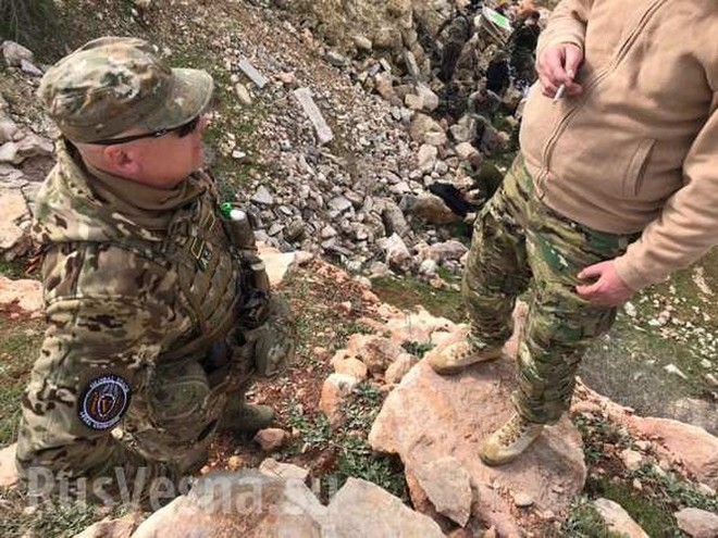 Lính đánh thuê Nga huấn luyện binh sĩ Syria ngay trên chiến trường chống khủng bố - Ảnh 15.
