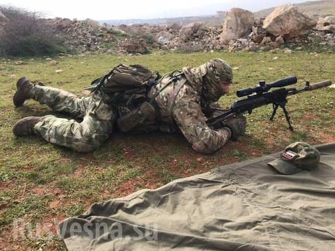 Lính đánh thuê Nga huấn luyện binh sĩ Syria ngay trên chiến trường chống khủng bố - Ảnh 4.