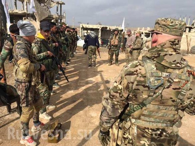 Lính đánh thuê Nga huấn luyện binh sĩ Syria ngay trên chiến trường chống khủng bố - Ảnh 7.