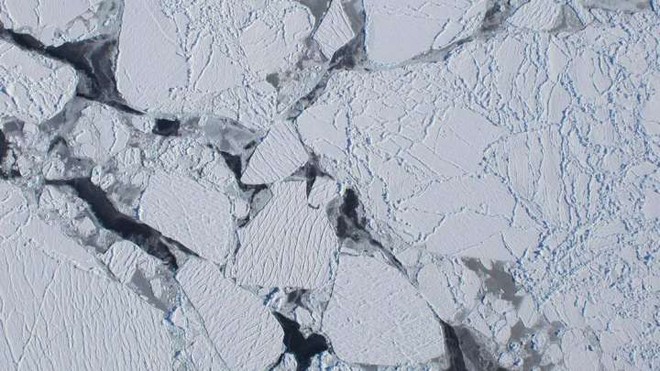 Thềm băng Nam Cực rộng gần bằng Paris đang tan chảy vì đá phóng xạ kỳ lạ? - Ảnh 1.