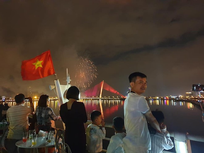 Pháo hoa chào năm mới Kỷ Hợi 2019 - Ảnh 13.