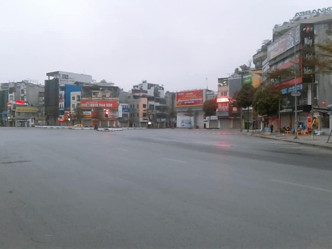 Hình ảnh so sánh trước và sau cho thấy đường phố Hà Nội khác biệt đến lạ thường khi bước sang ngày đầu năm mới - Ảnh 8.