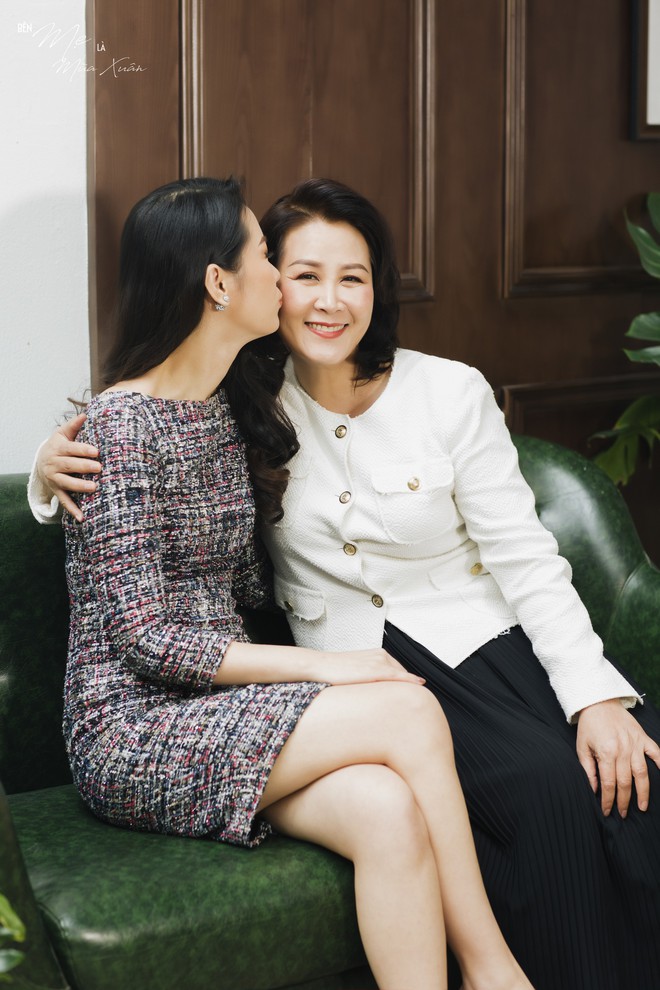 Mẹ ruột là Phó Giáo sư - Tiến sĩ của Hoa hậu Dương Thùy Linh: 60 tuổi vẫn trẻ trung, xinh đẹp - Ảnh 3.