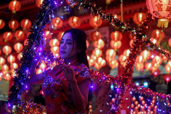 24h qua ảnh: Cô gái Thái tạo dáng dưới những ngọn đèn lồng - Ảnh 3.