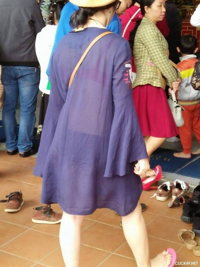 Đi lễ chùa đầu năm, cô gái gây bức xúc với cách ăn mặc xuyên thấu, thiếu vải - Ảnh 1.