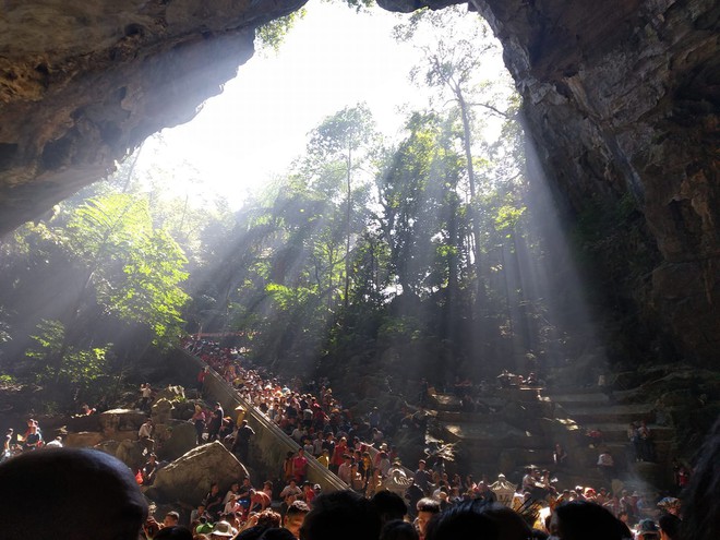 Chùa Hương “thất thủ” ngày mùng 4 Tết, hàng vạn người chen chân chờ cáp treo lên động Hương Tích - Ảnh 8.