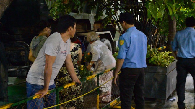 Dọn dẹp đường hoa Nguyễn Huệ, nhiều người vượt rào, tranh giành hoa - Ảnh 3.