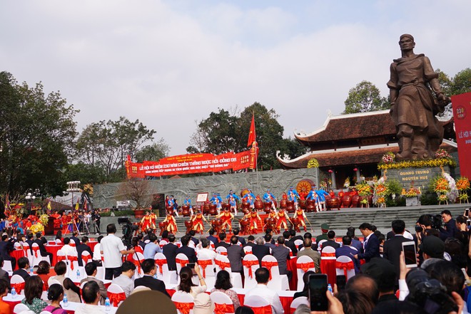 Thủ tướng Nguyễn Xuân Phúc dự lễ kỷ niệm 230 chiến thắng quân Thanh xâm lược tại Lễ hội Gò Đống Đa - Ảnh 1.