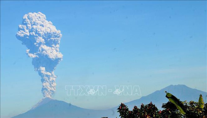 Philippines rung chuyển vì động đất, núi lửa Merapi ở Indonesia lại phun trào - Ảnh 1.
