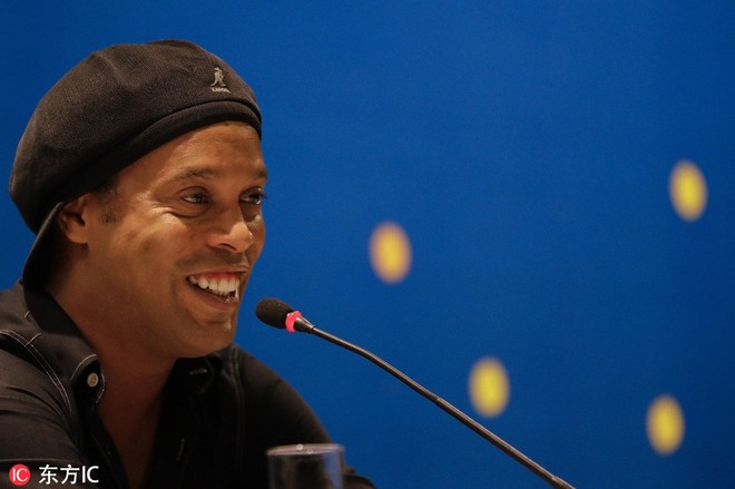 Sau ngày giải nghệ, Ronaldinho tươi cười dự triển lãm về chính mình - Ảnh 1.