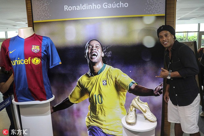 Sau ngày giải nghệ, Ronaldinho tươi cười dự triển lãm về chính mình - Ảnh 5.