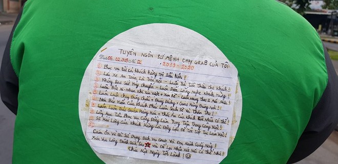 Mảnh giấy dán sau lưng tài xế Grab, nội dung khiến tất cả tò mò tìm đọc  - Ảnh 1.