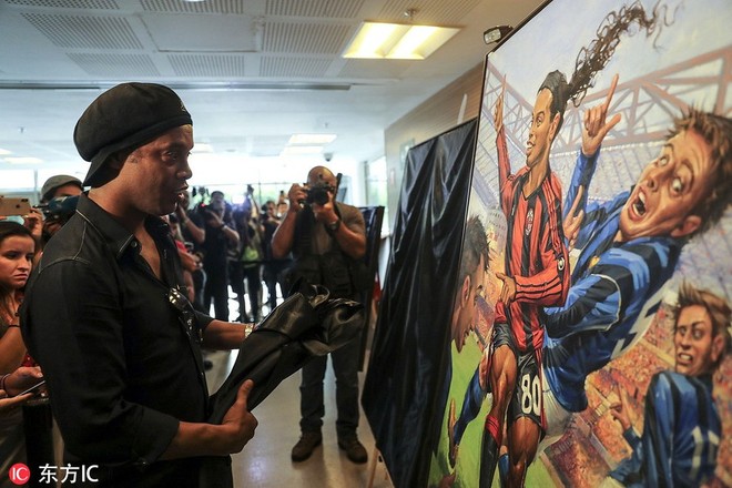 Sau ngày giải nghệ, Ronaldinho tươi cười dự triển lãm về chính mình - Ảnh 6.