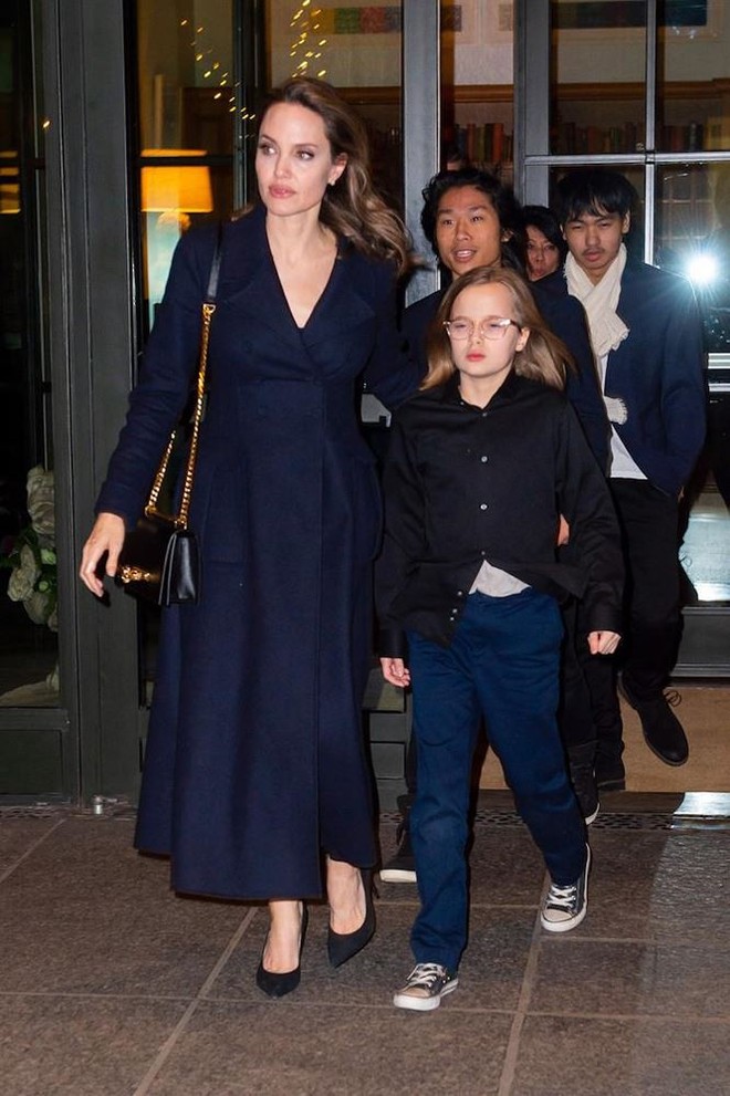 Lần hiếm hoi Angelina Jolie xuất hiện cùng 6 con trước công chúng - Ảnh 3.