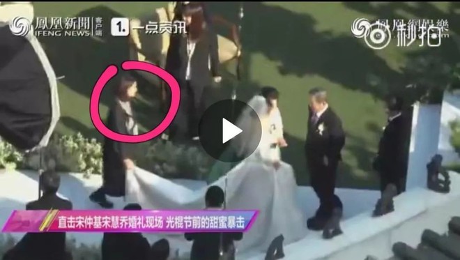 Tiểu tam bị nghi chen vào cuộc hôn nhân của Song - Song: Bạn thân 10 năm của Song Hye Kyo, trong hôn lễ đỡ váy cô dâu - Ảnh 4.