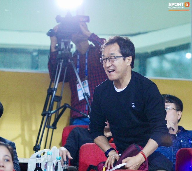 Quế Ngọc Hải, Trọng Hoàng tay bắt mặt mừng HLV Lee Young-jin trên sân Hàng Đẫy - Ảnh 6.