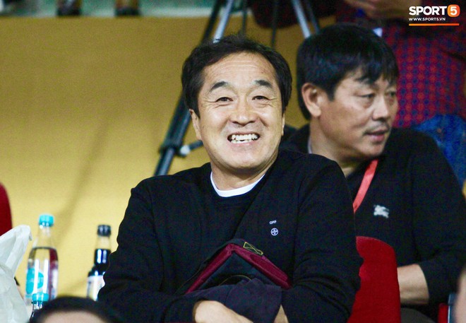 Quế Ngọc Hải, Trọng Hoàng tay bắt mặt mừng HLV Lee Young-jin trên sân Hàng Đẫy - Ảnh 7.