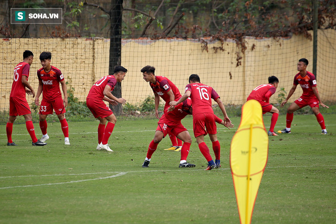 Cả đội U23 Việt Nam cười rạng rỡ, riêng HLV Park Hang-seo chìm trong suy tư - Ảnh 1.