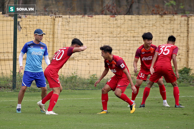 Cả đội U23 Việt Nam cười rạng rỡ, riêng HLV Park Hang-seo chìm trong suy tư - Ảnh 3.