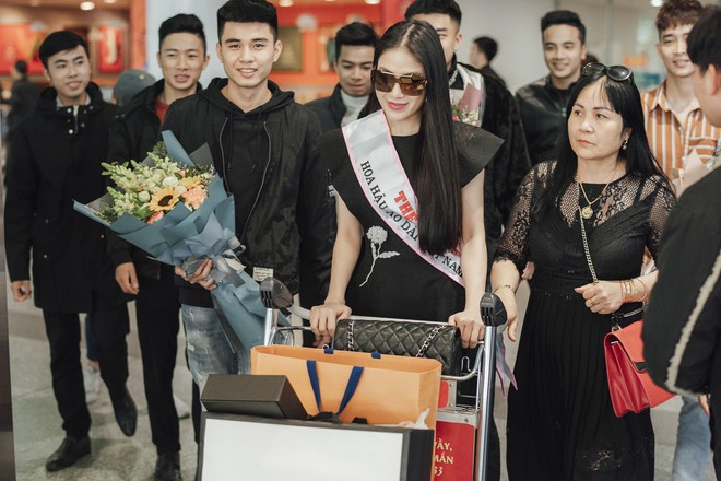 Tuyết Nga cùng mẹ về nước sau khi đăng quang Hoa hậu Áo dài Việt Nam - Ảnh 1.