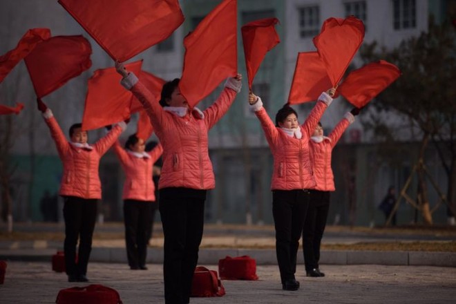 Câu chuyện về những người phụ nữ ngày ngày múa cờ đỏ ở Triều Tiên - Ảnh 2.
