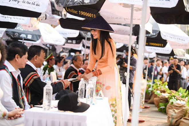 Các hoa hậu, á hậu gây ấn tượng tại Lễ hội đường phố Buôn Ma Thuột - Ảnh 2.