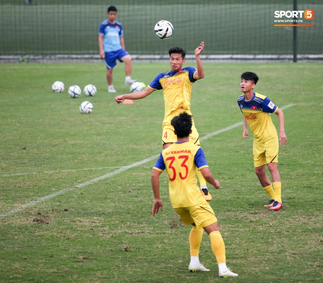 Tập lấn sân, trợ lý Lee Young-jin khiến HLV thủ môn U23 Việt Nam phật ý - Ảnh 4.