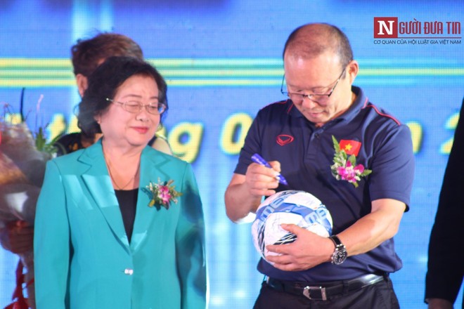 HLV Park Hang-seo nhận danh hiệu Vinh danh FairPlay 2018 - Ảnh 3.