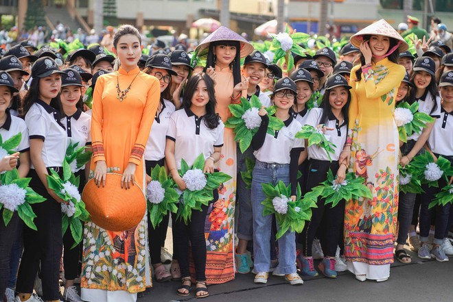 Các hoa hậu, á hậu gây ấn tượng tại Lễ hội đường phố Buôn Ma Thuột - Ảnh 6.