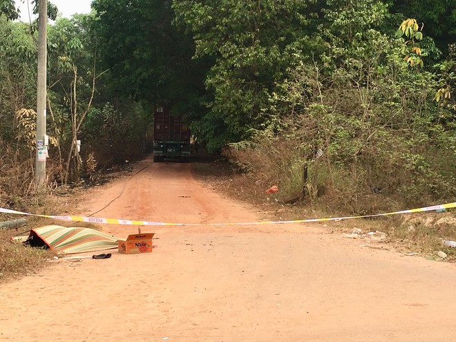 Đu trên xe container hơn 2km, đội trưởng tổ bảo vệ khu đô thị rơi xuống đường chết tại chỗ - Ảnh 1.