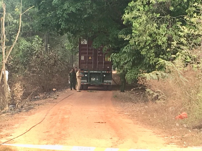 Đu trên xe container hơn 2km, đội trưởng tổ bảo vệ khu đô thị rơi xuống đường chết tại chỗ - Ảnh 2.