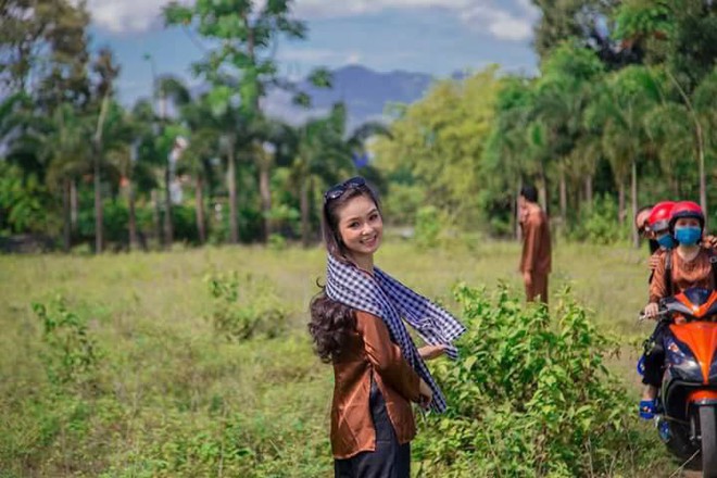 Đi tư vấn tuyển sinh, cô gái khiến gian hàng của trường chật cứng sau một khoảnh khắc - Ảnh 8.