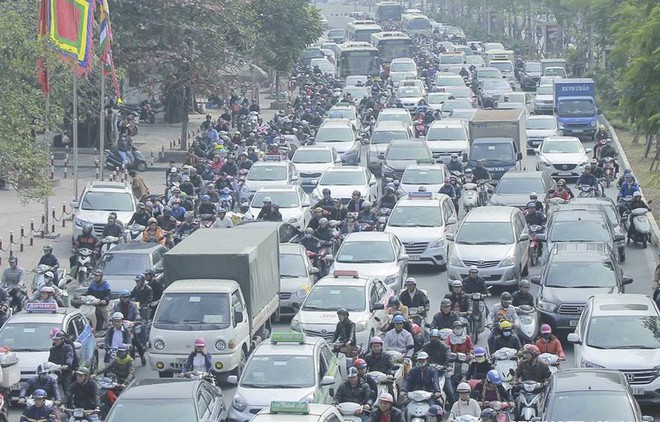 Cấm xe máy vào nội đô năm 2030: Lộ trình nào cho người đi xe máy? - Ảnh 1.