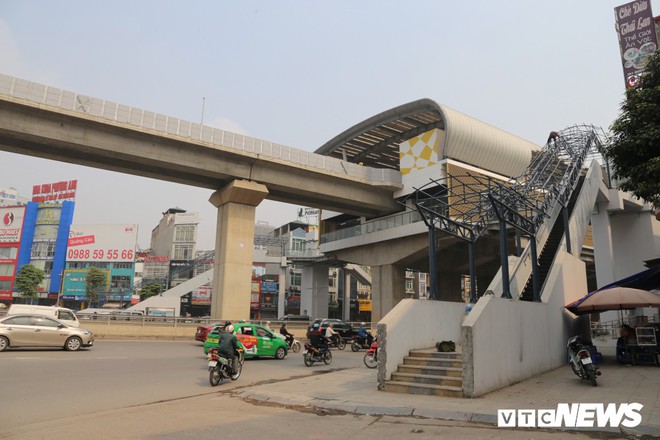 Ảnh: Người nhện đu dây lau rửa ga tàu đường sắt Cát Linh - Hà Đông trước ngày hoạt động - Ảnh 2.