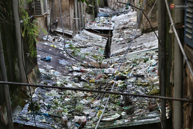 Bên trong chung cư ở Sài Gòn như răng rụng khiến người dân lo lắng vì nguy cơ đổ sập - Ảnh 17.