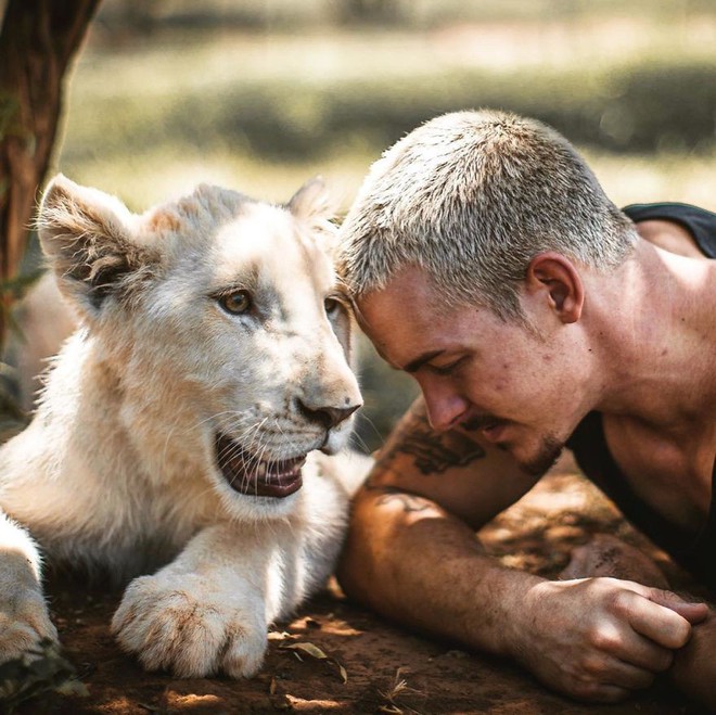 Anh chàng điển trai từ bỏ cuộc sống tiện nghi ở Thuỵ Sỹ, chuyển hẳn sang Châu Phi để giải cứu động vật hoang dã - Ảnh 3.