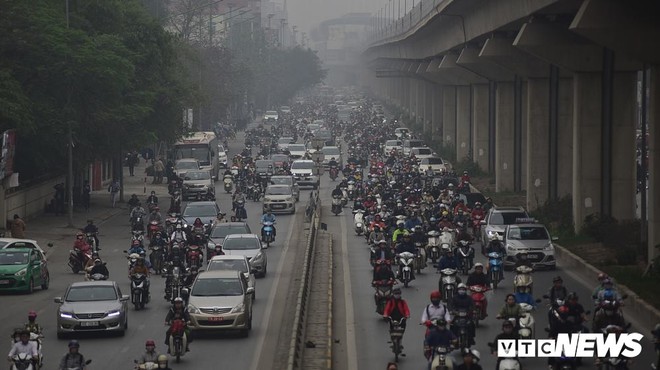 Ảnh: Dòng người len chặt trên tuyến đường Hà Nội dự định cấm xe máy - Ảnh 6.