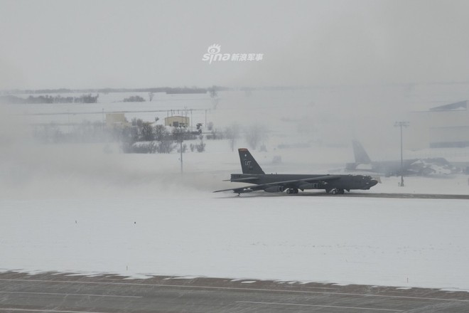 B-52 huấn luyện trong tuyết, mô phỏng tấn công Nga? - Ảnh 3.
