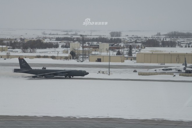 B-52 huấn luyện trong tuyết, mô phỏng tấn công Nga? - Ảnh 1.