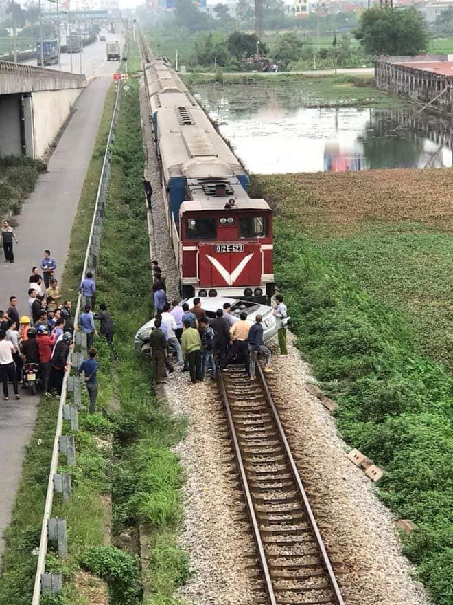 Hiện trường vụ ô tô bị tàu hỏa đâm ngang, kéo lê 100m mới dừng lại - Ảnh 2.