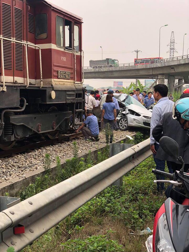 Tàu đâm ô tô khiến 5 người thương vong, các nạn nhân đều có quan hệ họ hàng  - Ảnh 1.