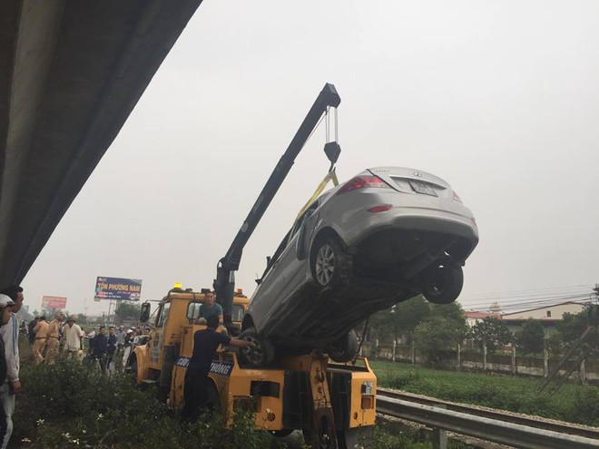 Vụ tai nạn đường sắt ở Hải Dương: Ô tô đang đi đám cưới về, 2 người đã tử vong - Ảnh 1.