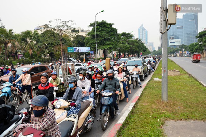 Đề xuất cấm xe máy trên đường Lê Văn Lương, Nguyễn Trãi: Tại sao không cấm ô tô cá nhân? - Ảnh 3.