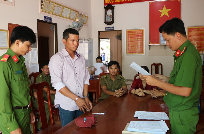 Hai thanh niên đánh chủ quán trọng thương, chém một người khác đứt gân tay vì không cho nhậu nợ - Ảnh 2.