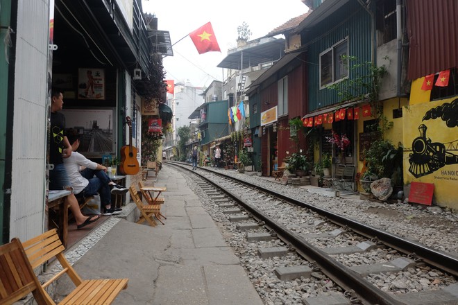 Hàng quán mọc lên san sát tại khu đường tàu Hà Nội nổi tiếng trên báo quốc tế - Ảnh 2.