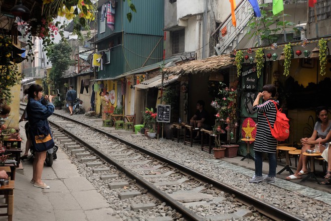Hàng quán mọc lên san sát tại khu đường tàu Hà Nội nổi tiếng trên báo quốc tế - Ảnh 9.